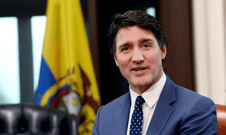 Portrait of Justin Trudeau smiling in a blue suit, with the Ecuadorian flag behind him.